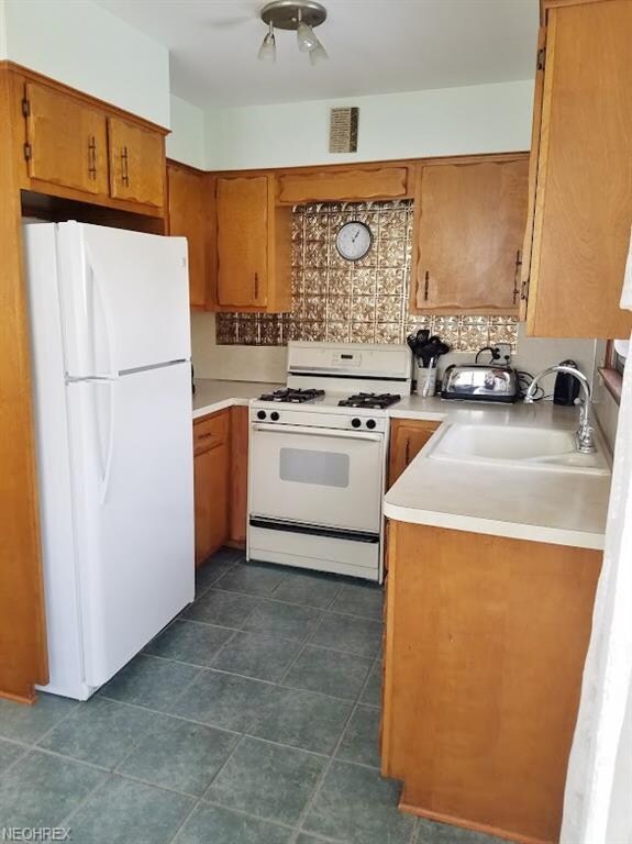 Clean, well maintained Kitchen. Refrigerator and S