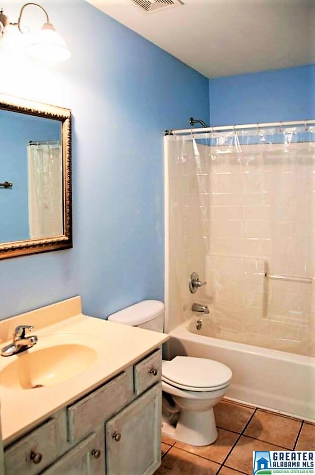 This a a really good sized hall bath for kids or guests.