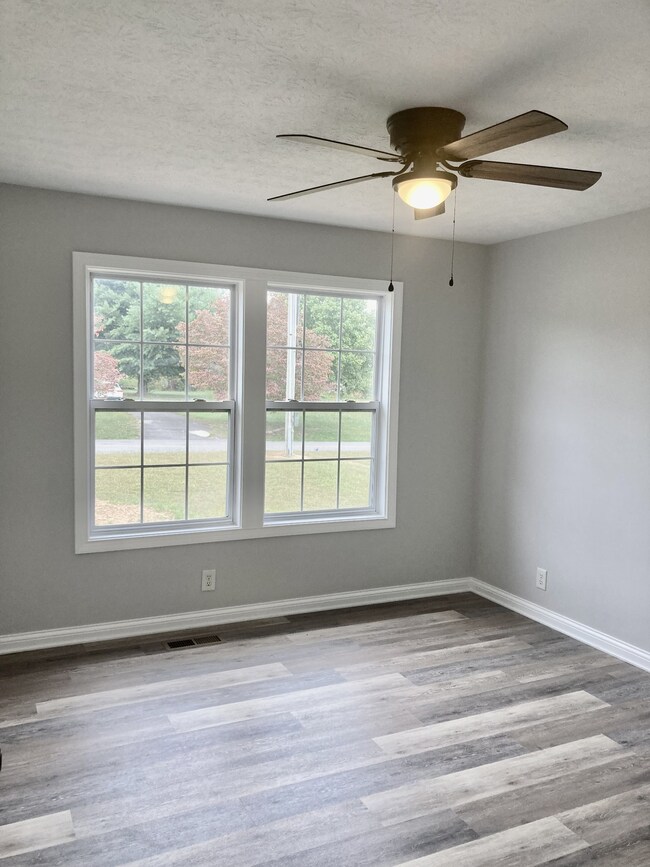 703B N Russell St unit B, Portland, TN 37148 - photo 7