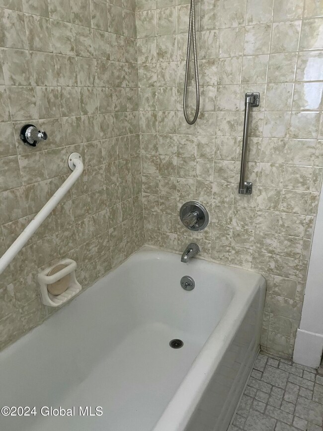 4 Frost Pl Tub:Shower
