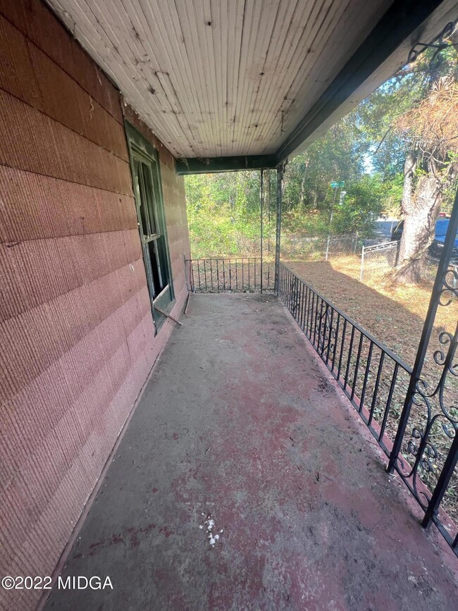1139 Bartlett porch