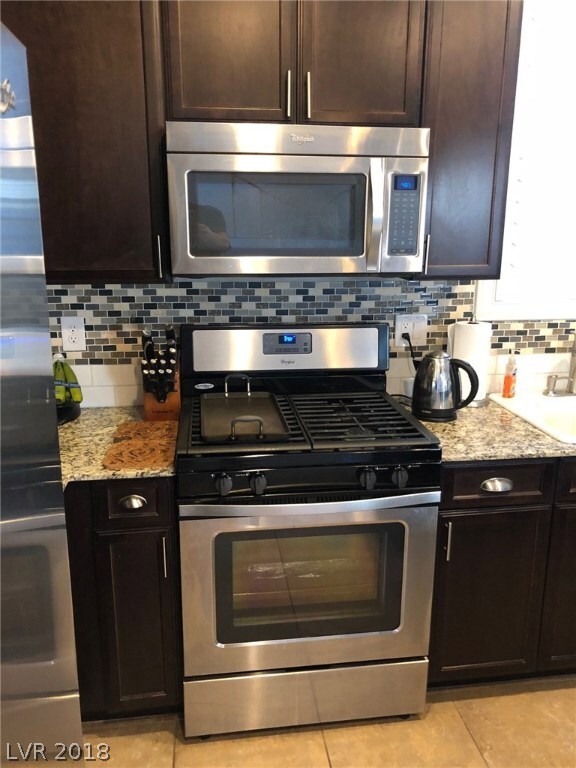 KITCHEN VIEW OF THE GAS OVEN AND MICROWAVE