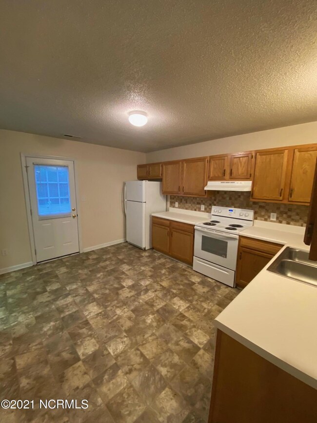 350 Bracken Place, Jacksonville, NC 28540 - photo 6