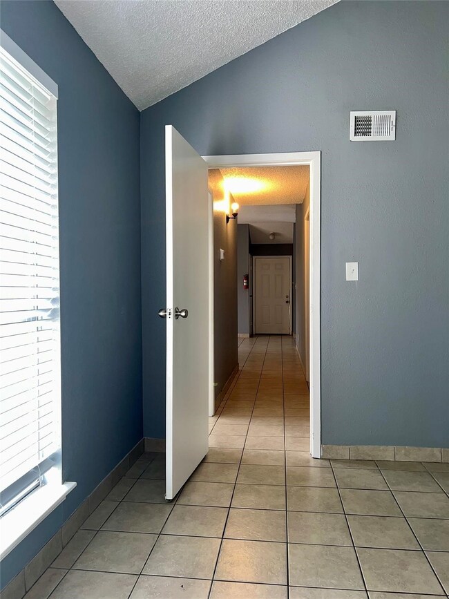 6118 W Mount Houston Rd unit A, Houston, TX 77088 - photo 5