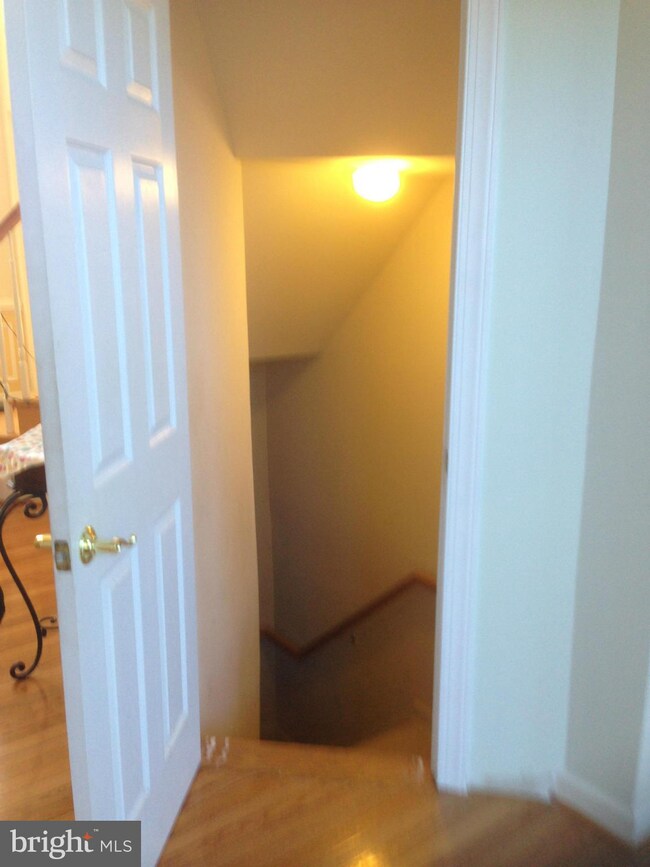 16531 Harbour Town Dr, Silver Spring, MD 20905 - photo 2