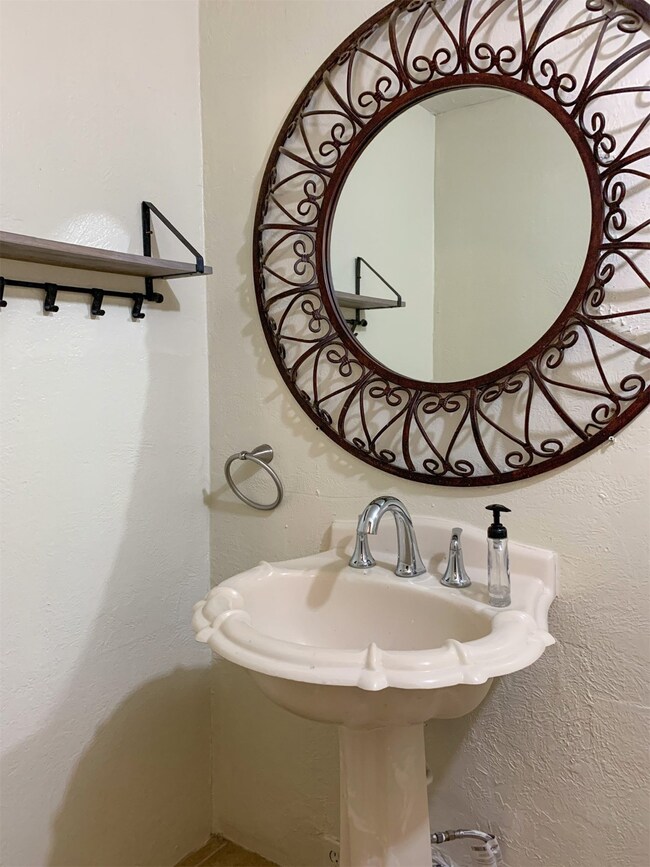 8430 Holiday Ln unit A, Houston, TX 77075 - photo 3