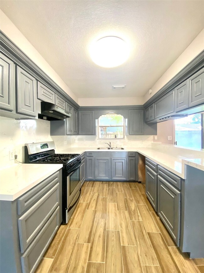 8318 Misty Vale Ln, Houston, TX 77075 - photo 5