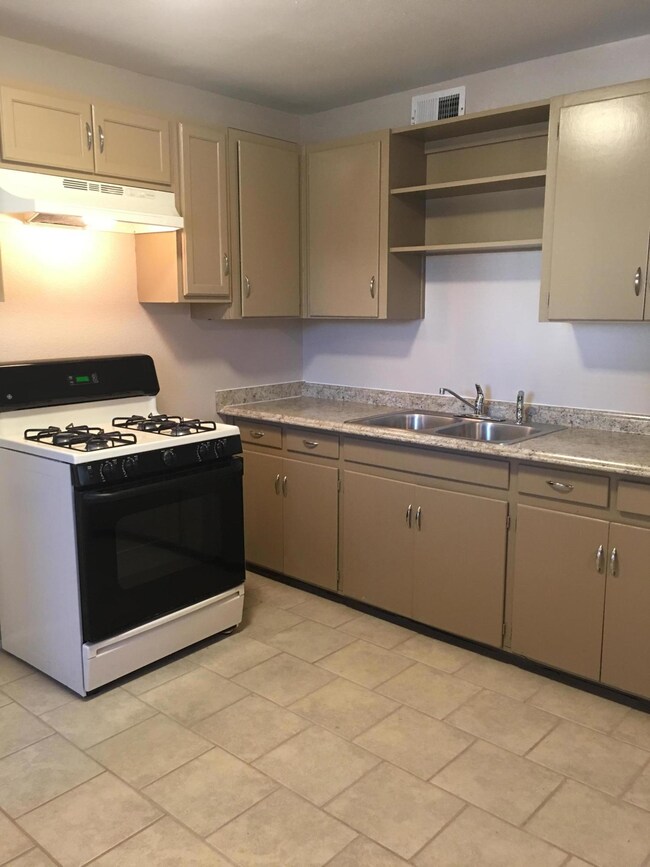 1110 Del Rio St, El Paso, TX 79915 - photo 5