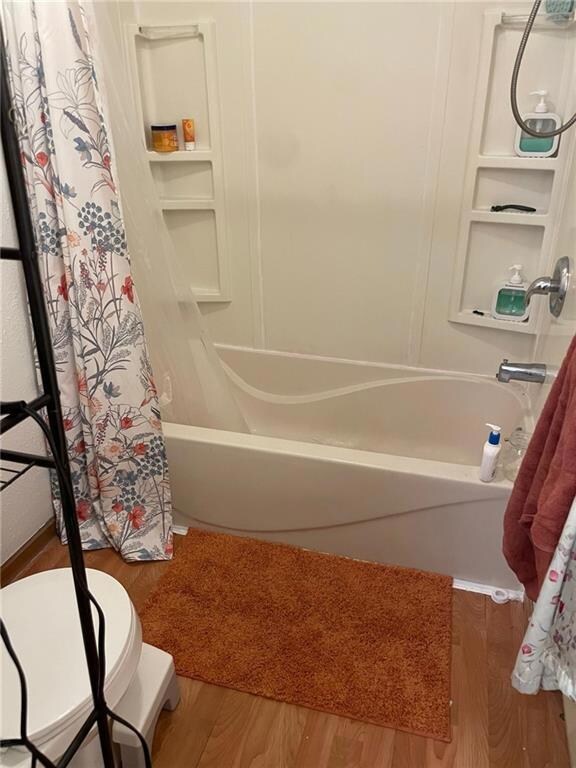 Nice full bathroom including a very decent shower surround