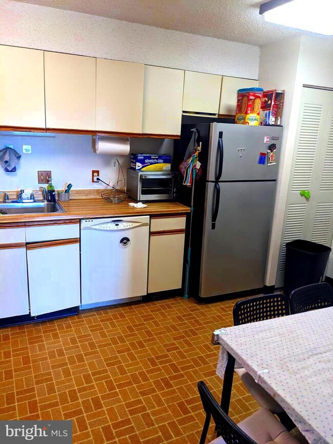 Lakeside Plaza Condominium unit 1127, Baileys Crossroads, VA 22041 - photo 7