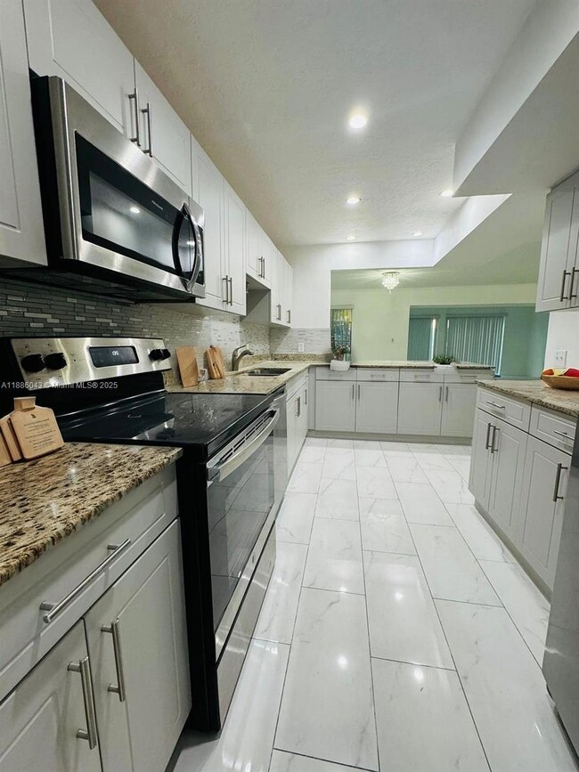 19644 Bobolink Dr, Hialeah, FL 33015 - photo 5