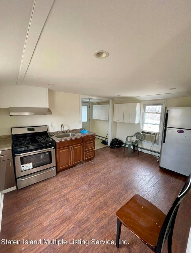 726 Naughton Ave, Staten Island, NY 10305 - photo 3