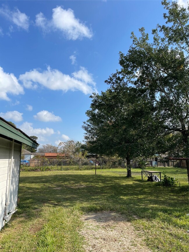 1202 Apache St, Houston, TX 77022 - photo 7