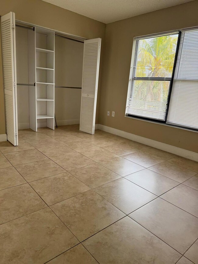 1540 Lake Crystal Dr unit G, West Palm Beach, FL 33411 - photo 5