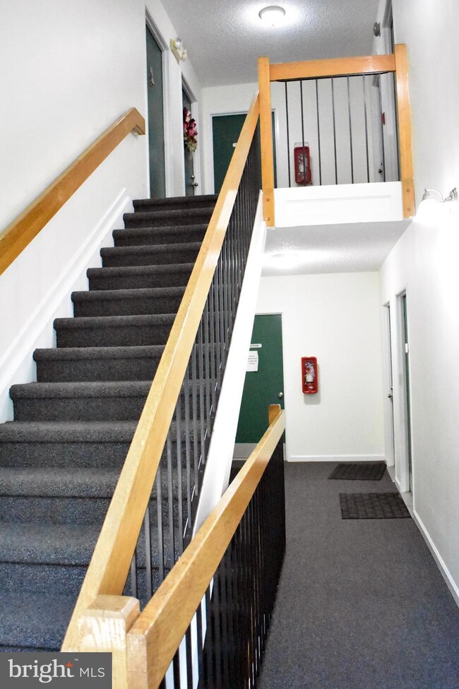 15604 Weathervane Terrace unit 604, Woodbridge, VA 22191 - photo 2