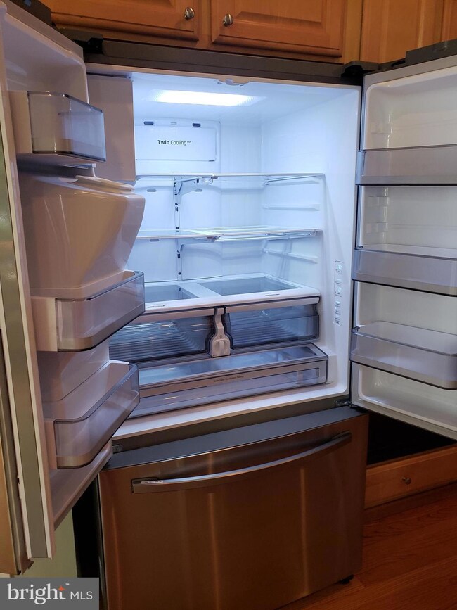 9984 Cyrandall Dr, Oakton, VA 22124 - photo 7