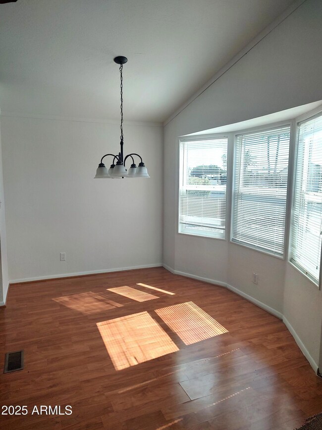 DININNG ROOM W/BAY WINDOS