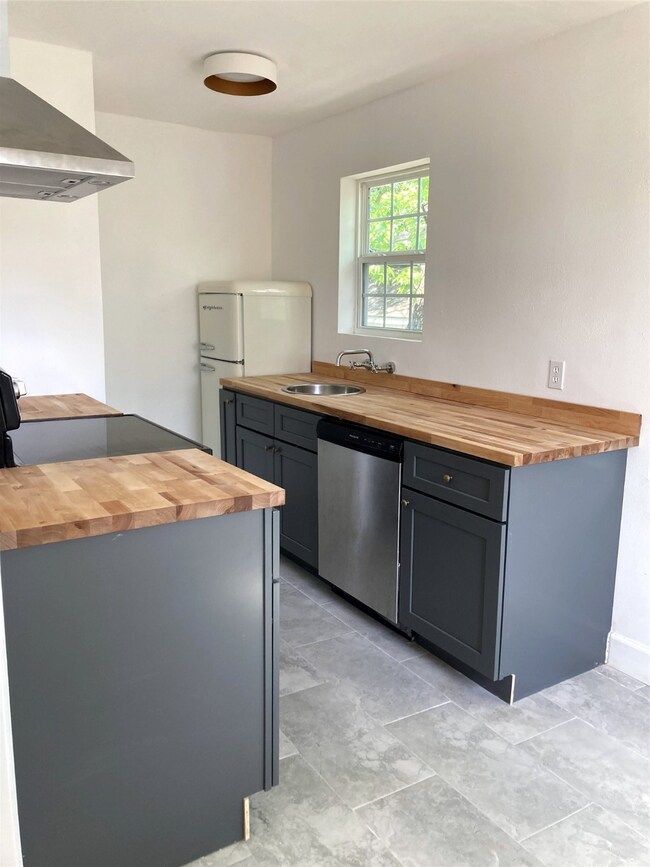 908 Eleanor St unit B, Houston, TX 77009 - photo 3