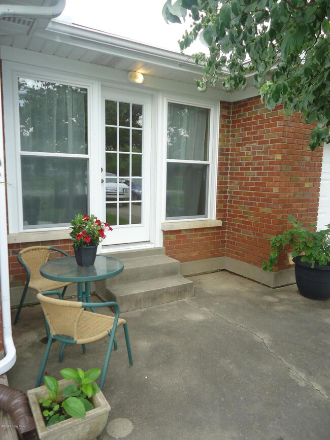 6307 Apex Dr, Louisville, KY 40219 - photo 2