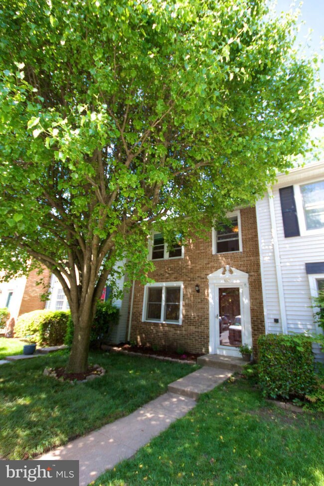 8665 Rising Creek Ct, Springfield, VA 22153 - photo 2