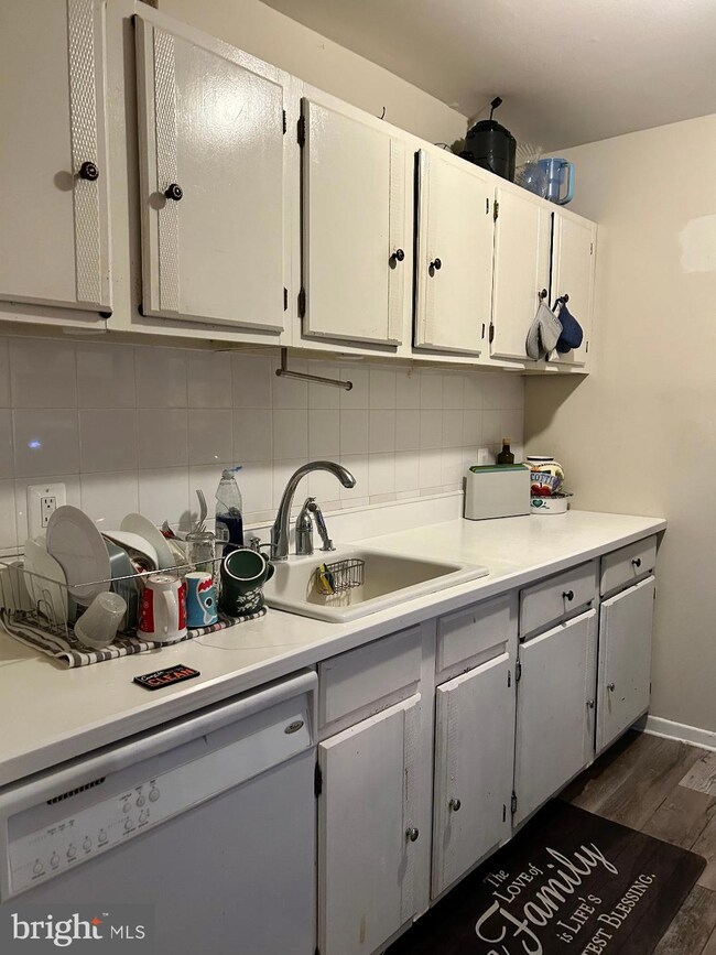 8 Z-8 Avon, East Windsor, NJ 08520 - photo 7