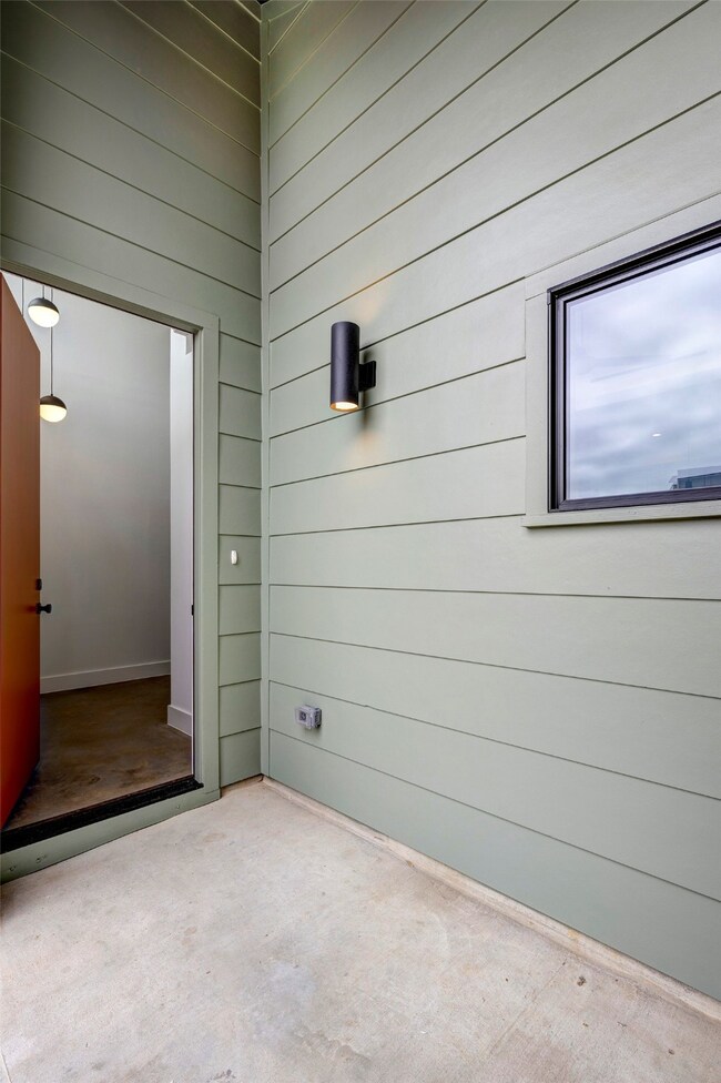 1717 Airline Dr unit B, Houston, TX 77009 - photo 2