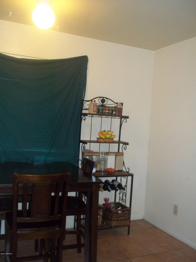 1408 E 8th 055