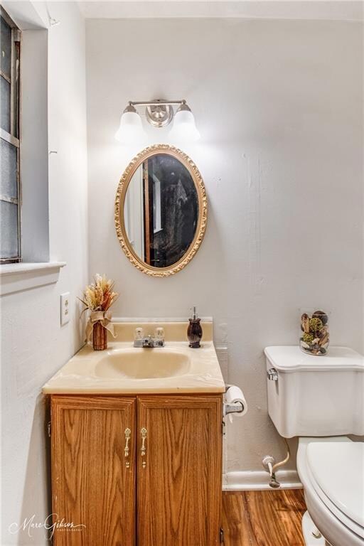 1/2 bath off master beedroom
