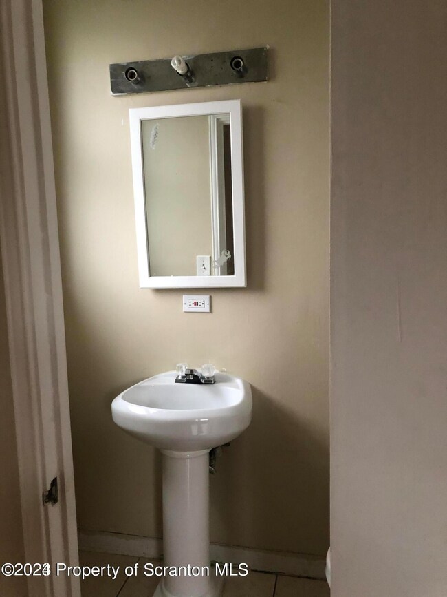 506 Colfax Ave unit 2nd Floor, Scranton, PA 18510 - photo 3