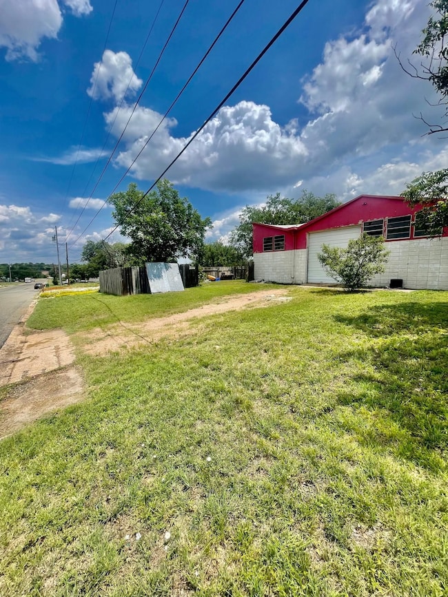 1010 Bessemer Ave, Llano, TX 78643 - photo 7