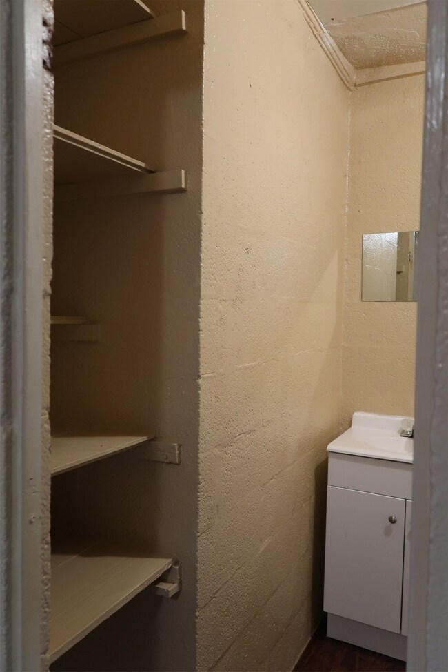 415 N Beauregard St unit 8, Alvin, TX 77511 - photo 6