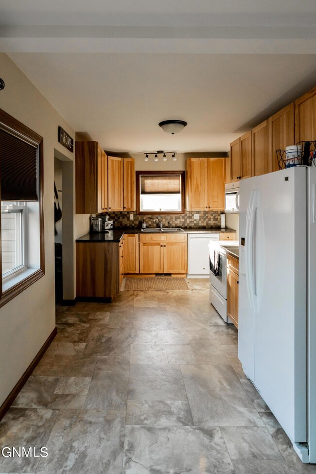 614 3rd Ave NW, Jamestown, ND 58401 - photo 3