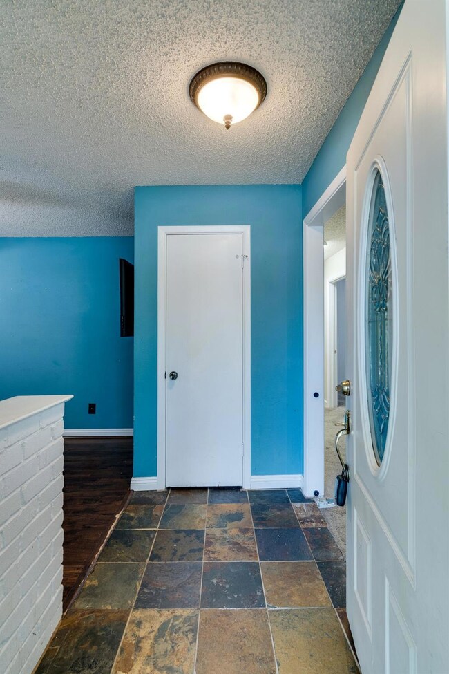 860 Timberhill Dr, Hurst, TX 76053 - photo 4