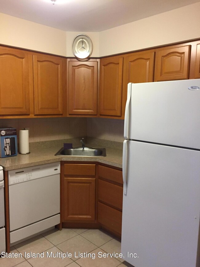 40 Donna Ct unit 4, Staten Island, NY 10314 - photo 4