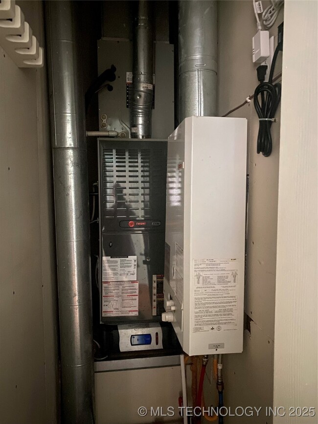 Gas heater and tankless water heater