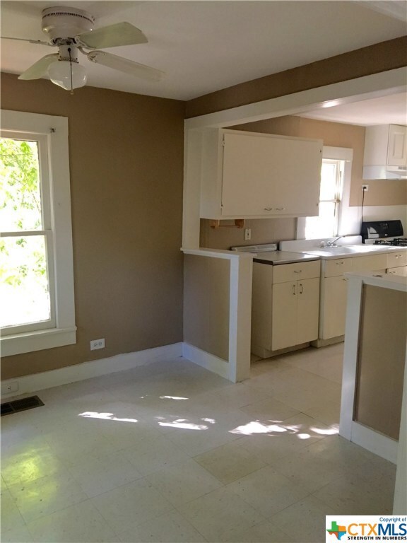 524 W Hopkins St unit C, San Marcos, TX 78666 - photo 2