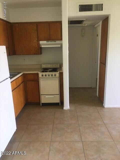 Kitchen toward hallway and bedroom - Cop