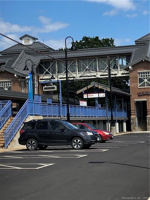 Clinton Train Station 2 Blocks away