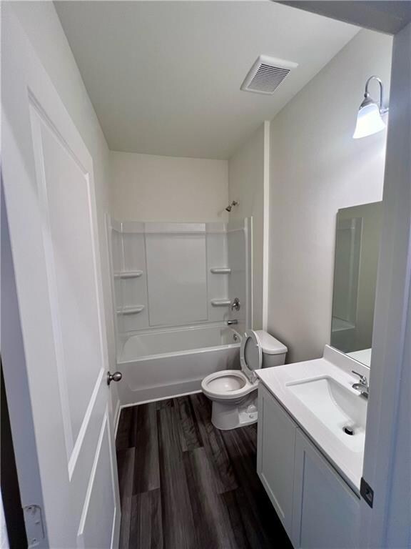 Bathroom with vanity, toilet, shower / bathtub com