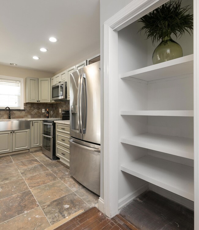12-3332 Queensgate-MLS