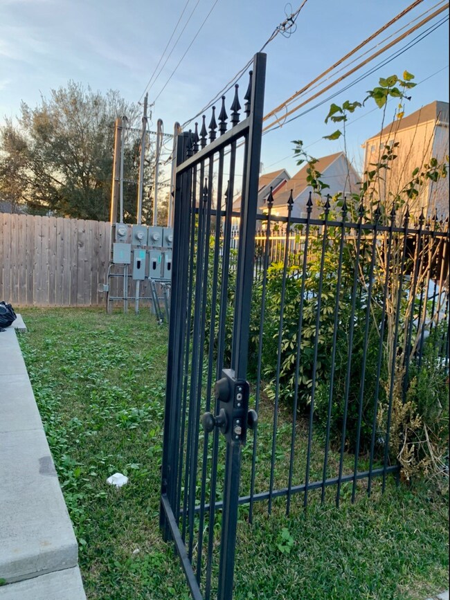 711 Link Rd, Houston, TX 77009 - photo 3