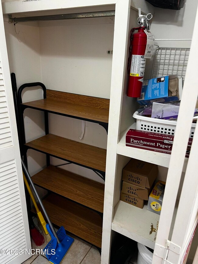 Entry way storage