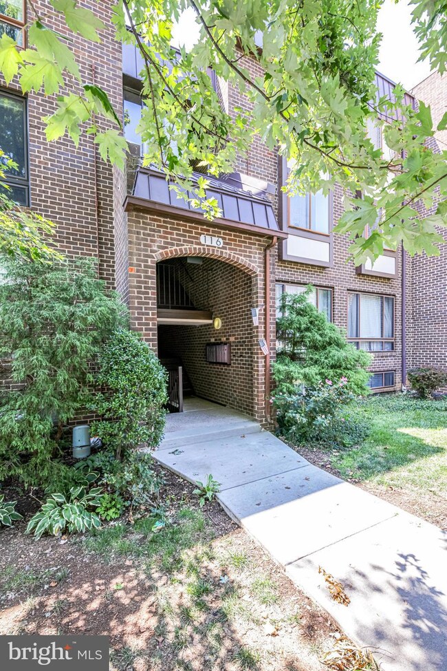 116 Roberts Ln unit 201, Alexandria, VA 22314 - photo 2
