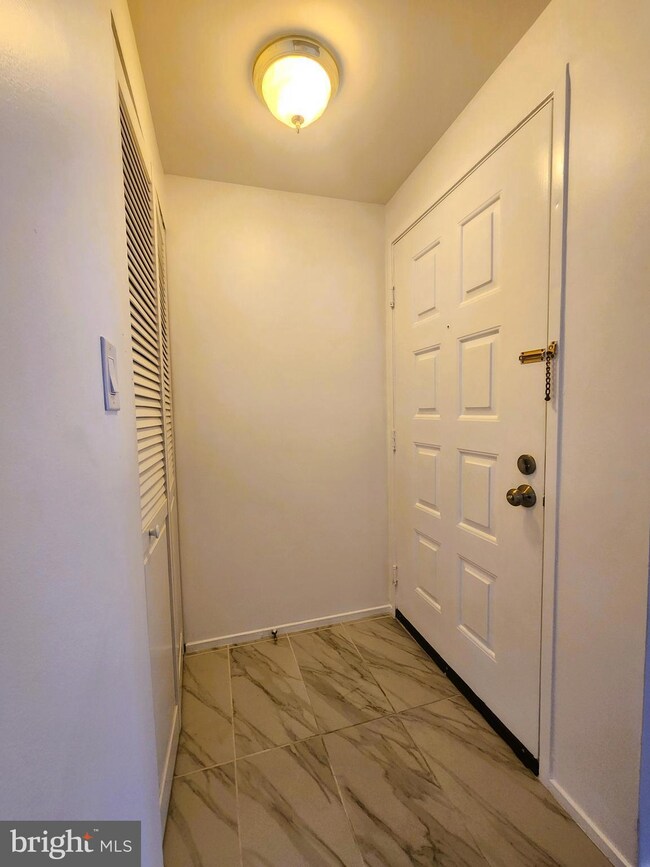 18202 Chalet Dr unit 3, Germantown, MD 20874 - photo 2