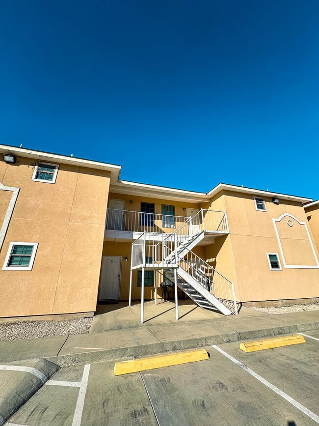 391 Riverside Dr unit 17, Eagle Pass, TX 78852 - photo 3