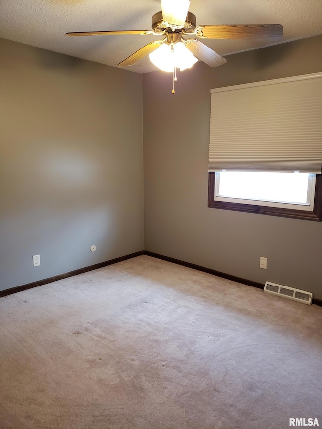 4811 Candlelight Dr, Davenport, IA 52806 - photo 6