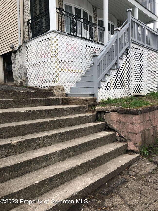 907 Eynon St, Scranton, PA 18504 - photo 3