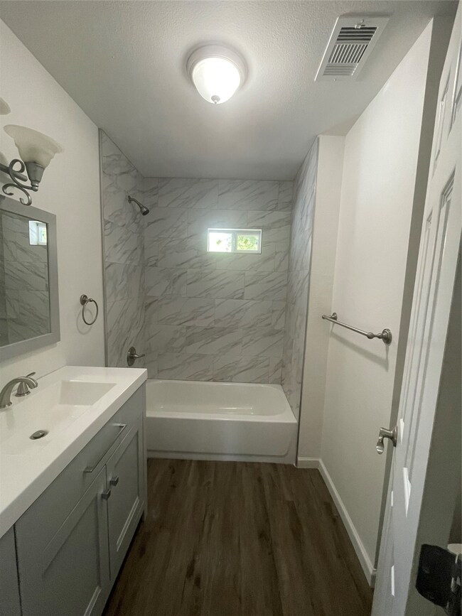 What a great bath for a small space