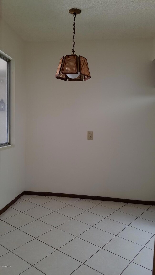 10887 W Emerald Dr, Sun City, AZ 85351 - photo 7