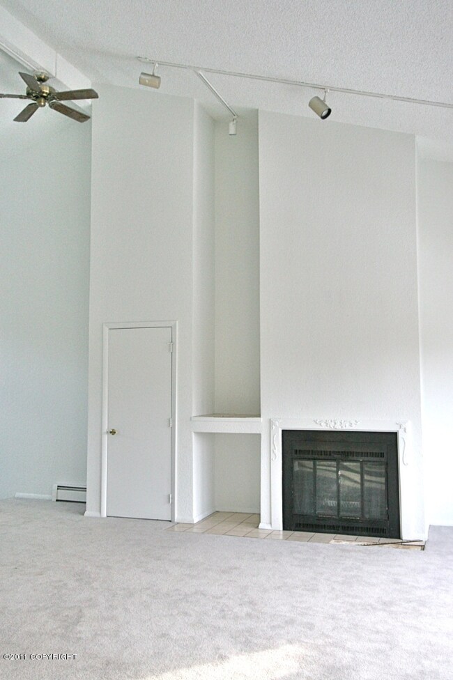 fireplace w/vaulted ceiling